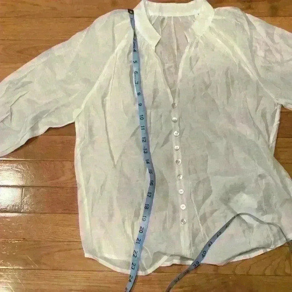 White 3/4 sleeve blouse with shell button detail - Picture 9 of 9